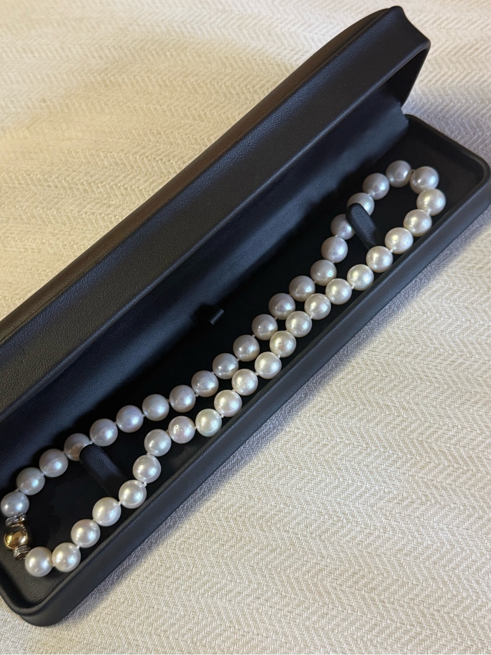 Elegant South Sea White Pearl Necklace with 14 K Gold Accent clasp 10 mm.. - Picture 4 of 8